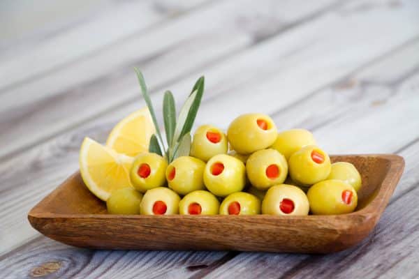 grüne Oliven mit Paprika